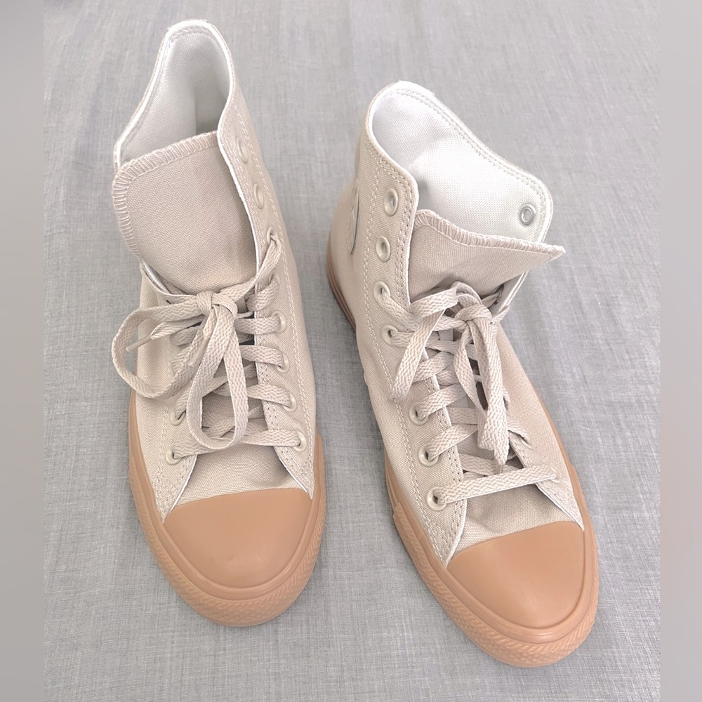Brand New Converse Chuck Taylor High Tops, M 8.5 / W 10.5 - Picture 3 of 9
